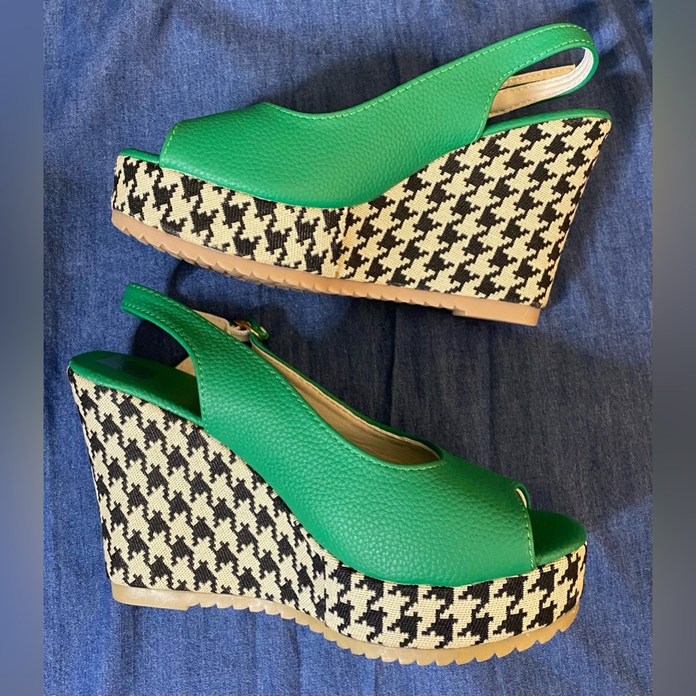Green open-toe wedge sandals with a black and white houndstooth pattern platform - Picture 2 of 7